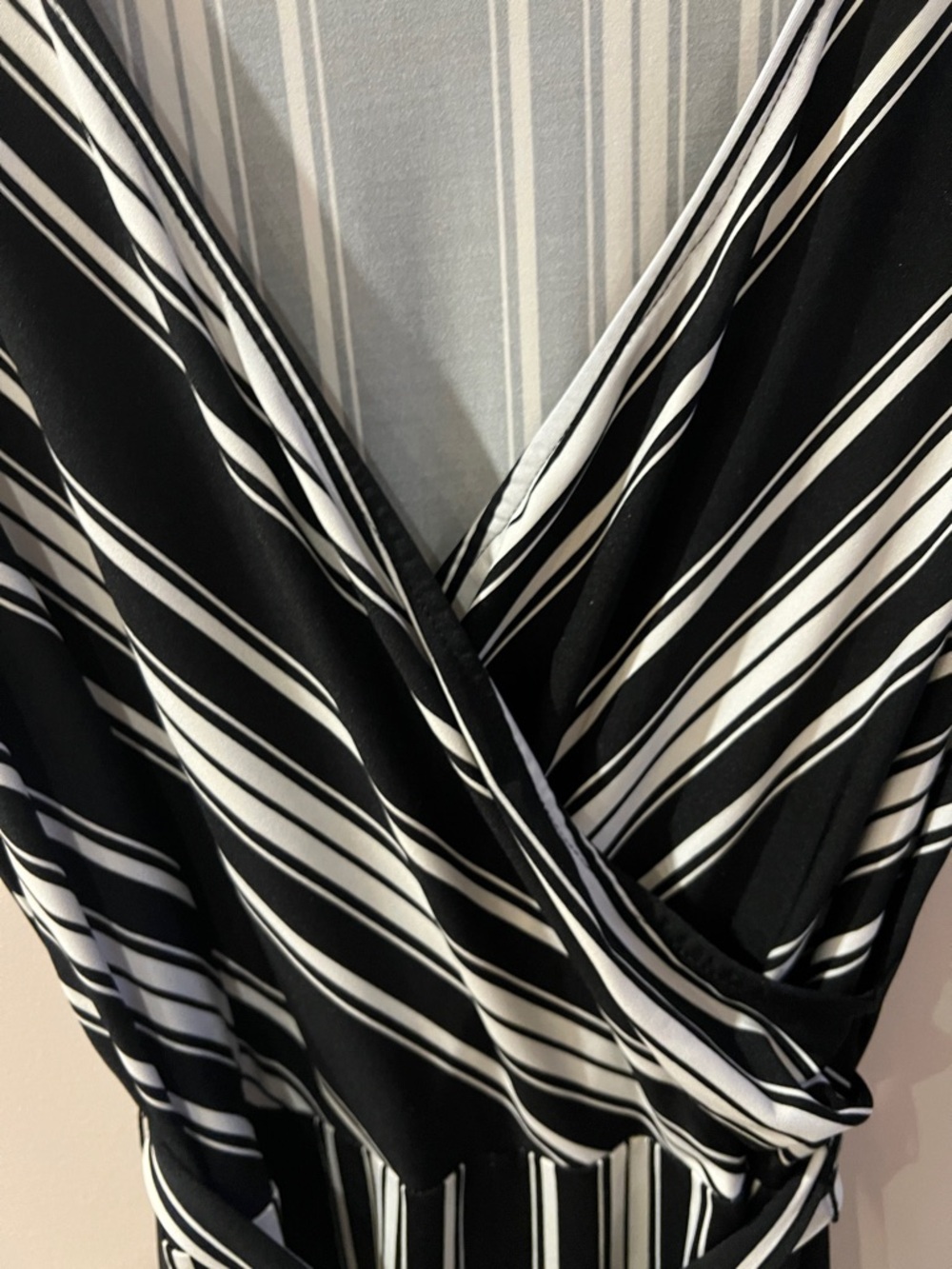 Nina Leonard Gorgeous Black and White Striped Wrap Jumpsuit With Belt Large - Picture 4 of 9